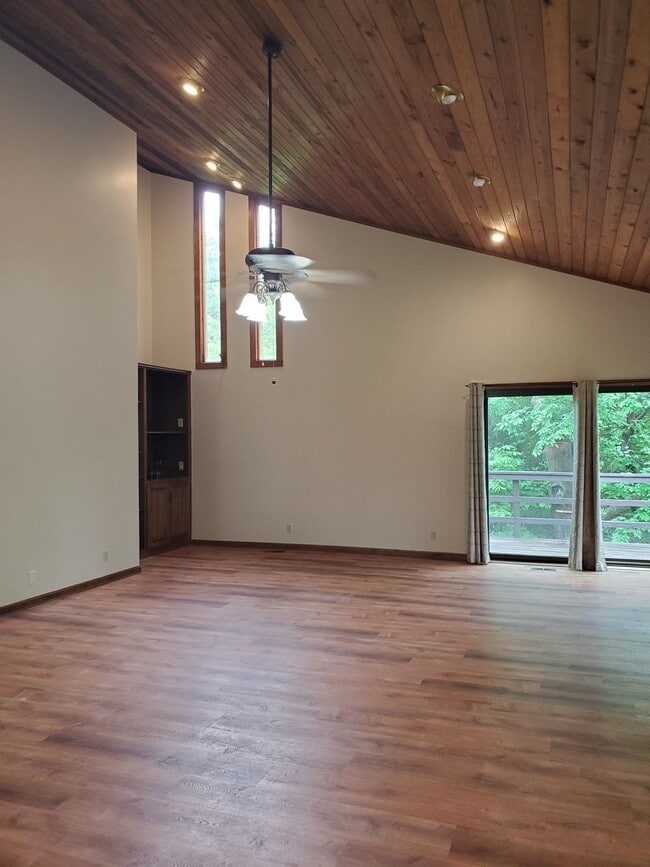 Building Photo - Secluded luxury cabin in woods with privat...