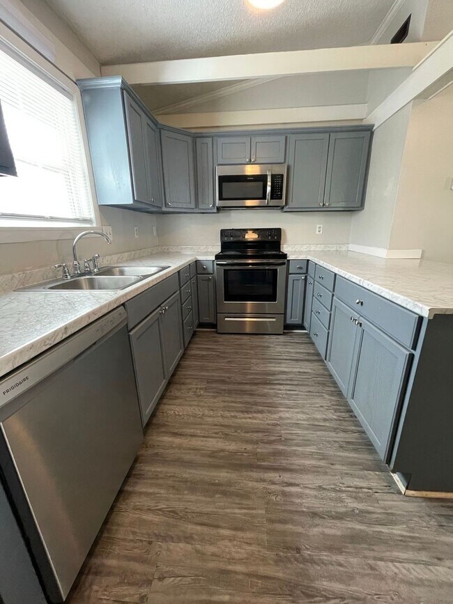 Building Photo - 2 bedroom, 1 bath Duplex