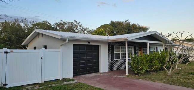 Building Photo - 370 Hunt Dr