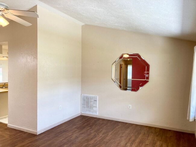 Building Photo - Available soon! 2 bedroom, 1.5 bath home w...