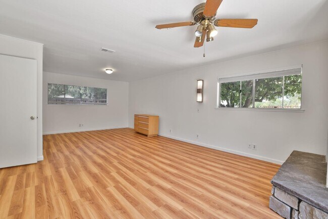 Building Photo - 1841 Briarwood Dr