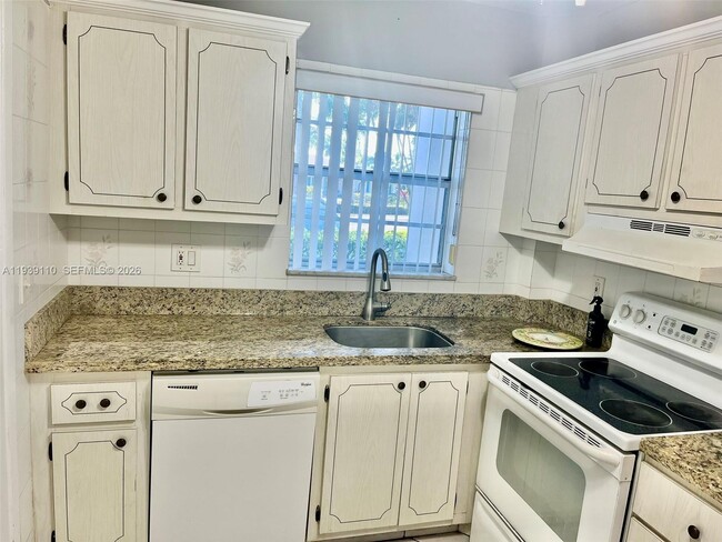 Building Photo - 501 Blue Heron Dr