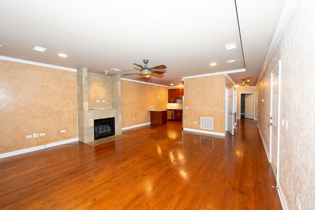 Building Photo - 2612 W Diversey Ave