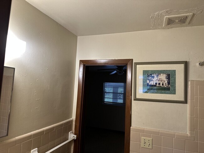 Building Photo - Duplex at NE 17th