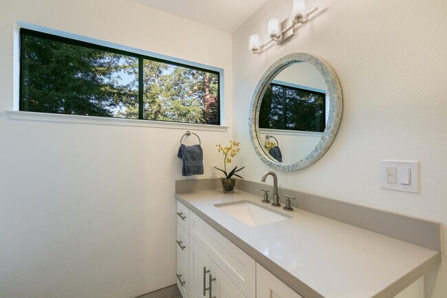 Building Photo - 1202 Sharon Park Dr