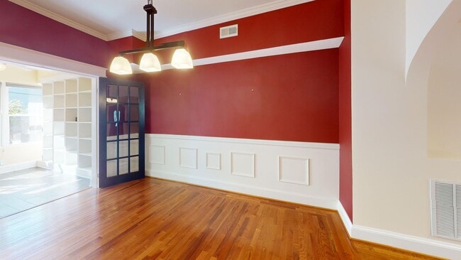 Building Photo - Spacious Three Bedroom Home W/Backyard, Ba...
