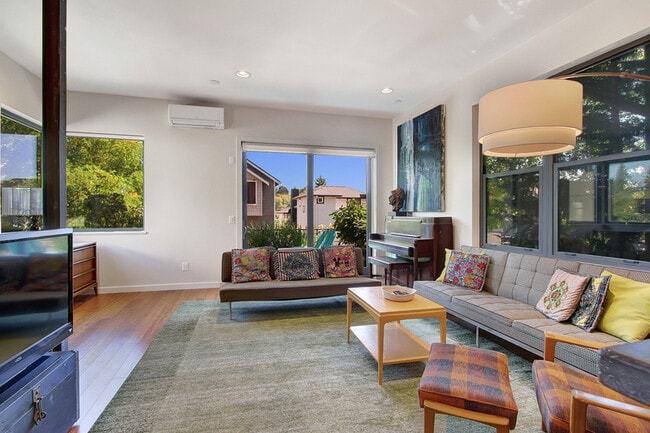 Building Photo - 216 26th Ave E