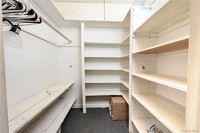 Building Photo - 5 Sadore Ln