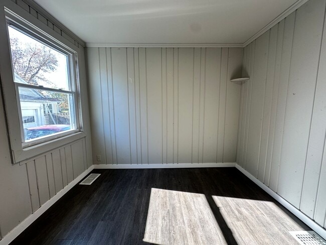 Building Photo - Five Bedroom House Available in Battle Creek