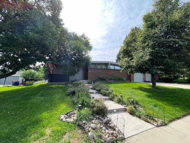 Building Photo - Show Stopper!