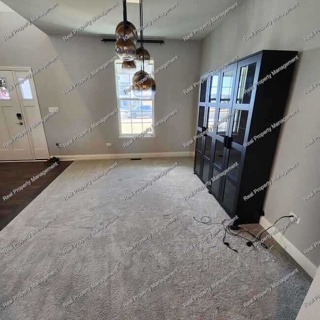 Building Photo - Gorgeous Cedar Lake 4 Bedroom Home