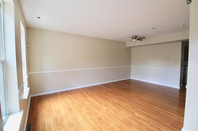 Building Photo - Spacious 3 Bedroom on 3rd St