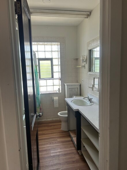 Bathroom - 5021 W Belden St