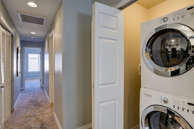 Building Photo - 2 bedroom Townhome w/Garage in Gated Commu...