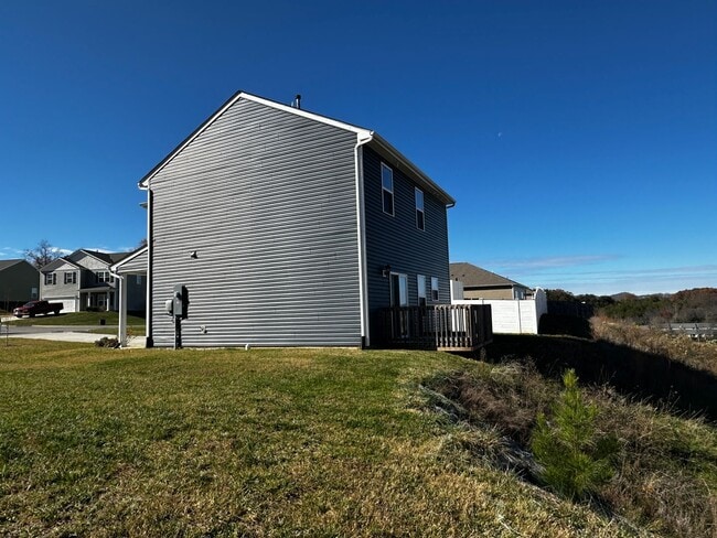 Building Photo - E. Morristown - 3 bed/2.5 bath home with garage