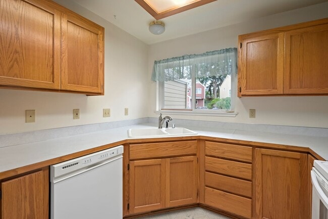 Building Photo - 3 Bedroom and 2.5 Bath Townhouse