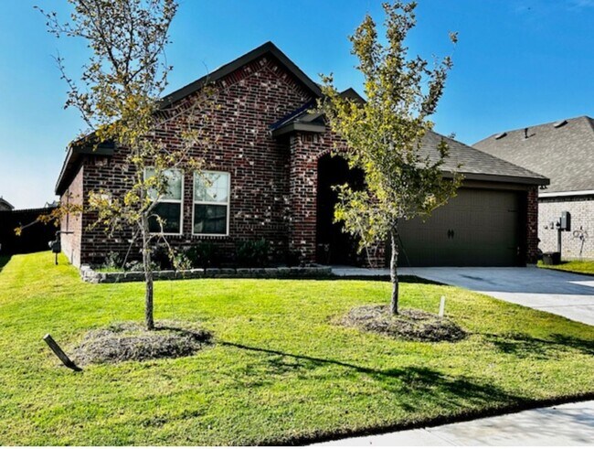 Building Photo - Like New 1 story 4 bedroom home just off D...