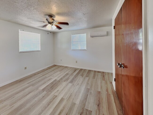 Building Photo - 9610 N 12th St