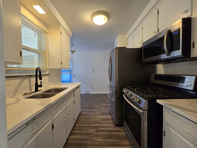 Building Photo - 22419 Fairway Dr