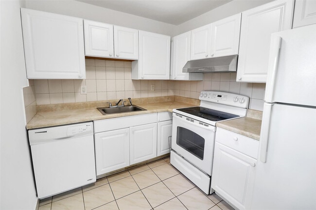 Building Photo - 580 Normandy Ln