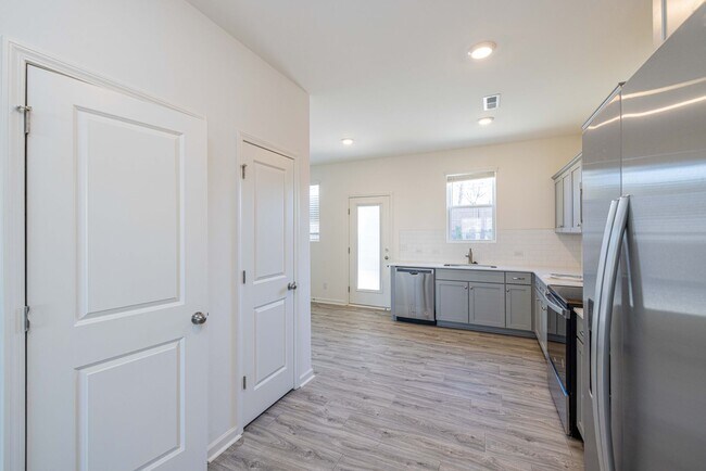 Building Photo - READY IN AUGUST 3 br 2.5 Townhome Near His...