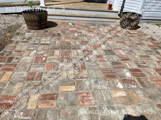 Building Photo - 802 University Ave