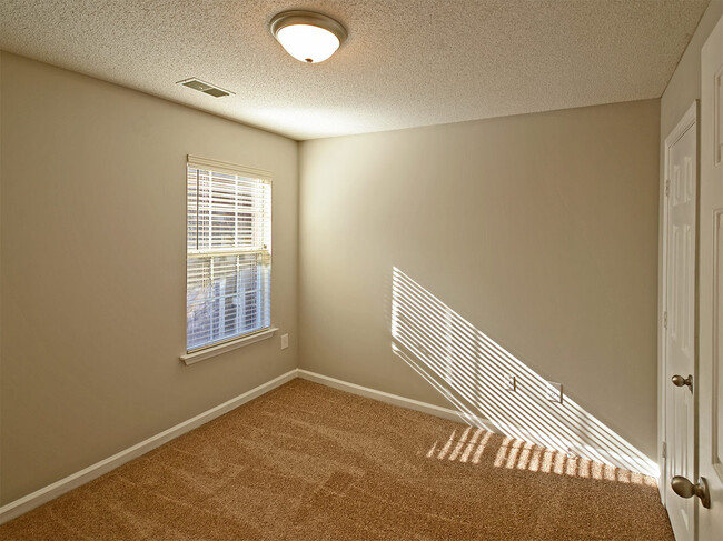 Building Photo - 3 bed, 2 bath near Hacks Cross and Shelby Dr