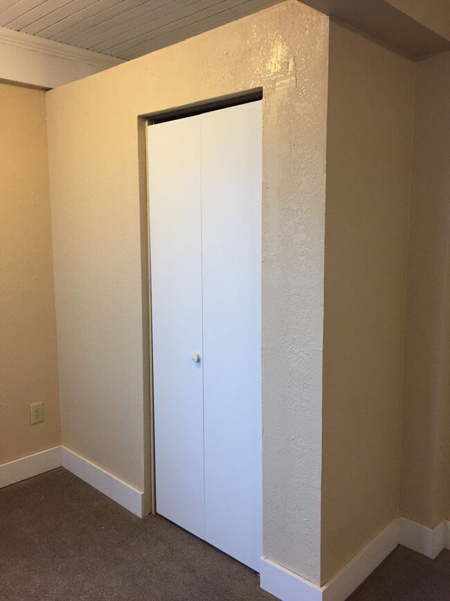 Building Photo - 2029 W 5th St