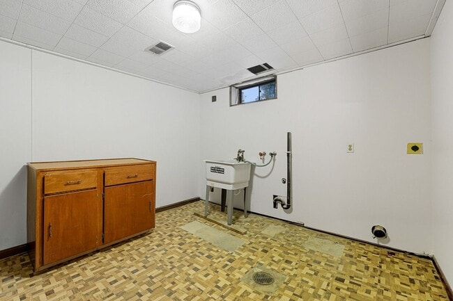 Building Photo - 3070 Reed St