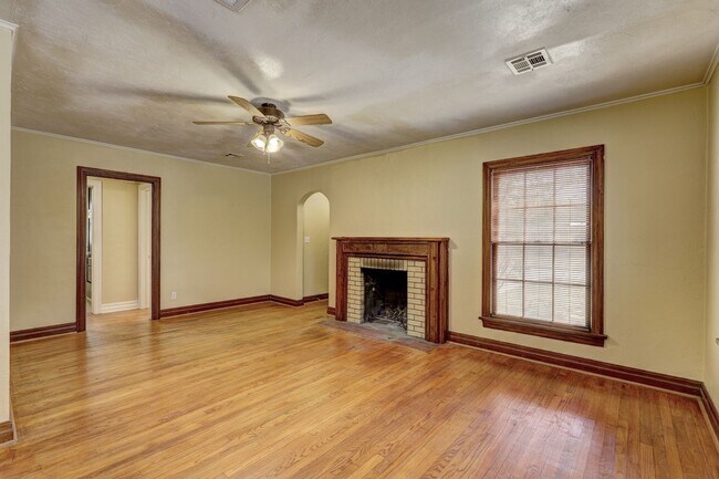 Building Photo - Charming 2-Bedroom Home with Granite Kitch...