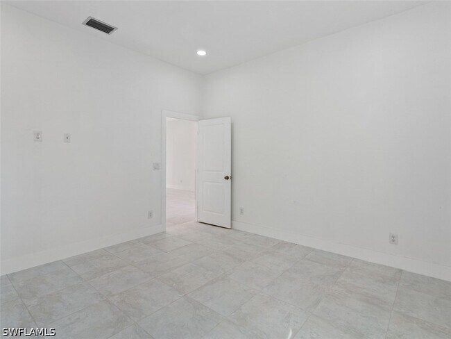 Building Photo - 506 Trinity St E