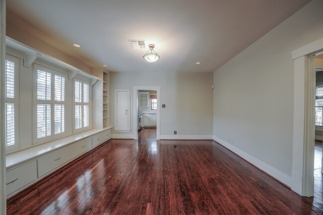 Building Photo - 1123 E 7th St