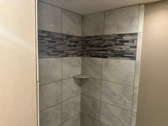 Building Photo - 484 Meriden Ave