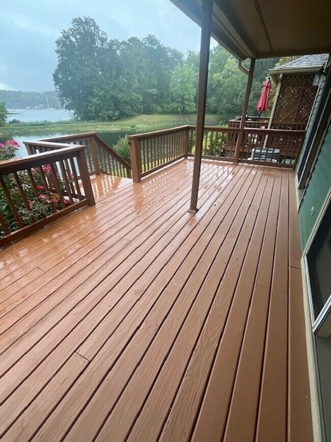 Building Photo - Gorgeous home with boat slip and water views