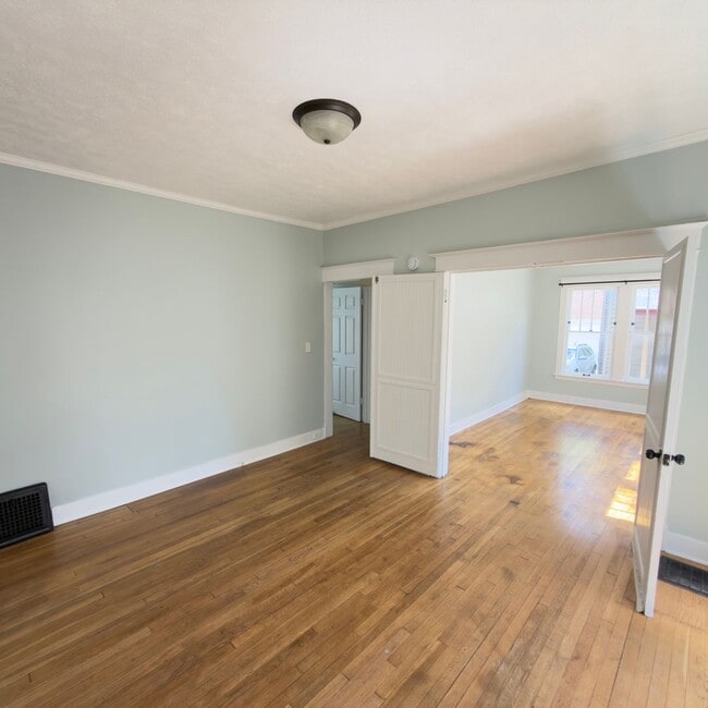 Building Photo - 4 Bedroom Duplex - Belknap Hill Area!