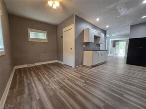 Building Photo - 638 Fern St