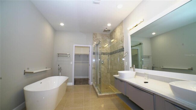 Building Photo - 2025 Greenbriar Ter