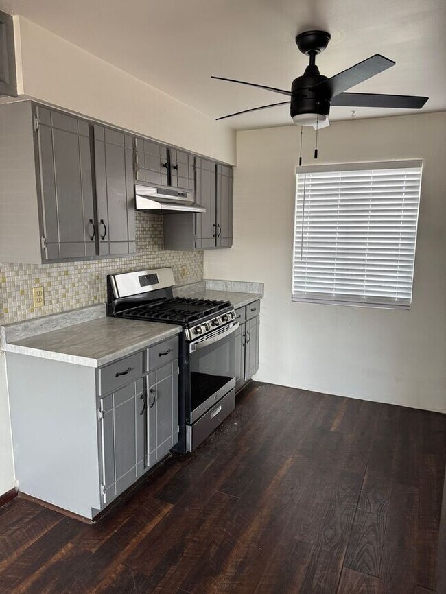 Building Photo - Sleek 2BD/1BA Midtown Tucson Residence w/ In-Unit W/D & No Carpet | 85716