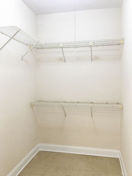 Building Photo - 531 W Briar Pl