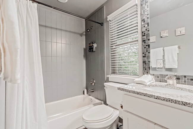 Building Photo - 2002 Rosewood Ave