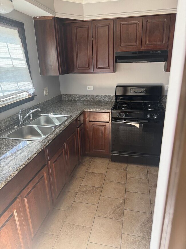 Building Photo - 4Br 2Ba Tri-level home