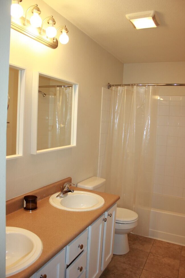 Building Photo - Gated Condo 2 bedroom 2 bath with no stairs!