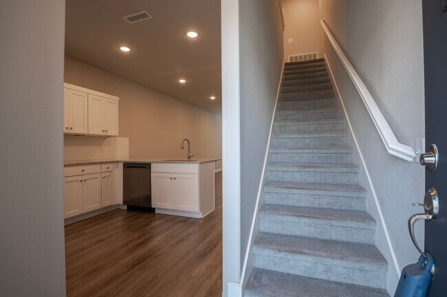 Building Photo - 2 bedroom 2.5 bath Home In Fayetteville!