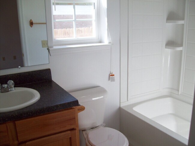 Building Photo - Duplex For Rent