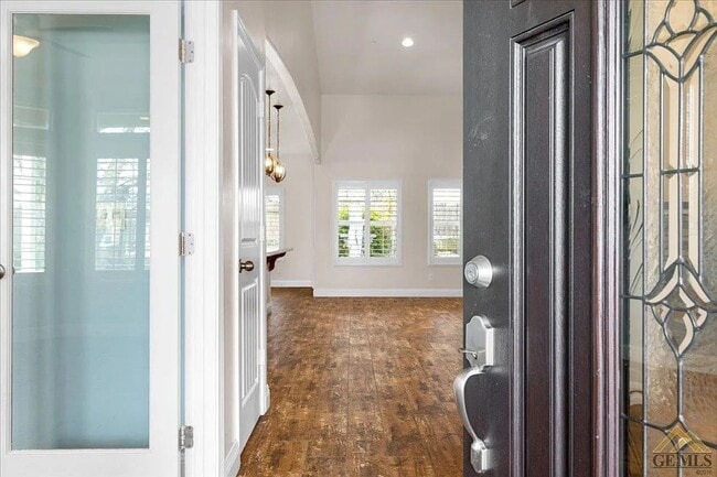 Building Photo - Charming NW Home with 3-Car Garage in Desirable Neighborhood