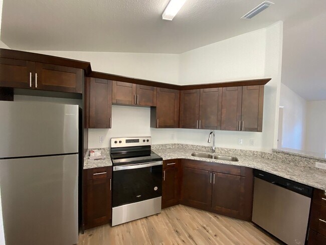 Building Photo - Custom Home - Desirable SW Ocala neighborhood 3/2/2 ** Wont Last**