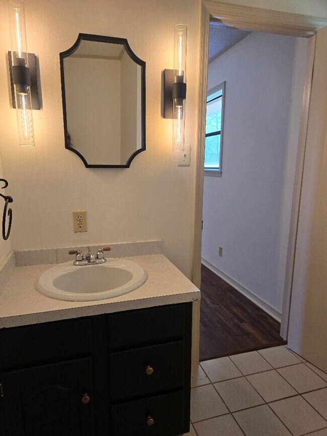 Building Photo - Newly Renovated 3/2/2 with Cul-de-Sac Location