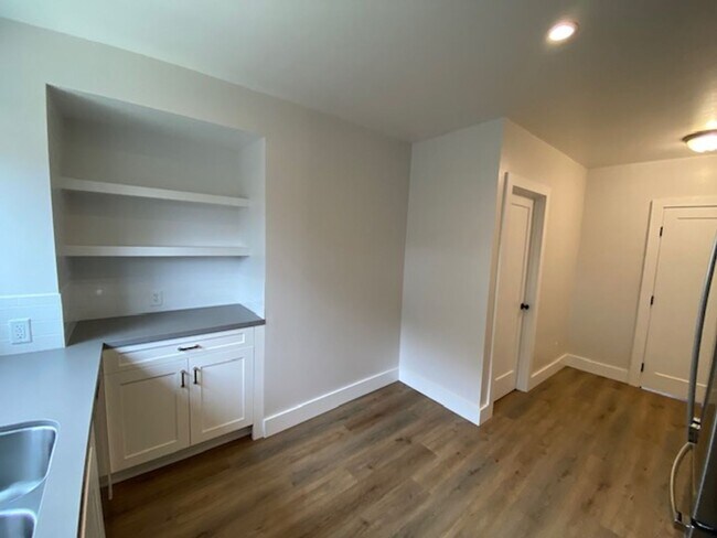 Building Photo - 542 Pine Ave