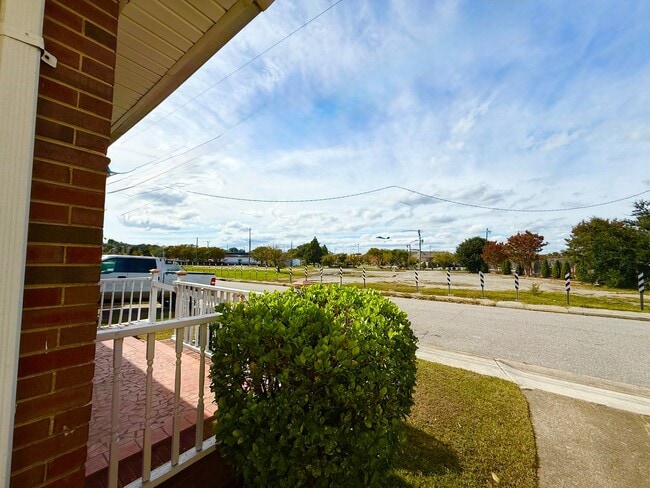 Building Photo - ***Renovated 3 Bedroom Ranch*Near Casino & Naval Hospital & Shipyard