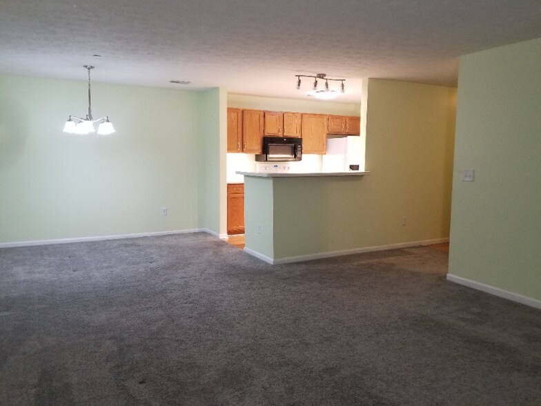 Building Photo - 400 Lakeview Dr